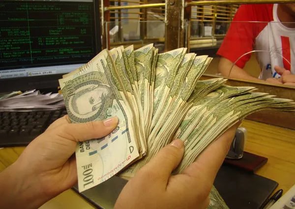 Imagen de referencia: billetes de 100.000 guaraníes.
