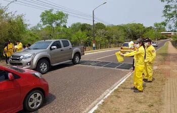 Los bomberos amarillos se ubican en los principales puntos del país, recaudando fondos para equipar sus cuarteles.