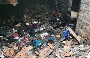 Imágenes de lo que quedó de la vivienda de la familia Oviedo Benítez, tras el incendio que consumió todas sus pertenencias.