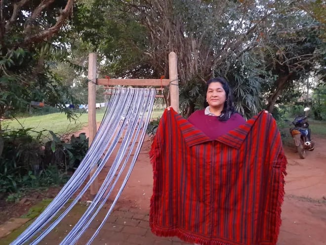 La artesana Fidelina se dedica a realizar el poncho 60 listas desde hace 22 años