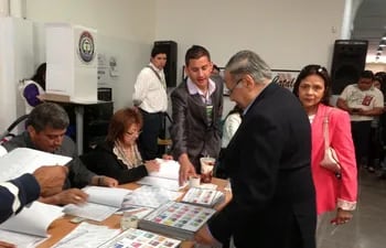 Voto de paraguayos en Barcelona, España. (Archivo: abril 2023).