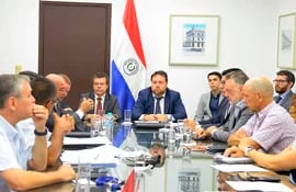 Autoridades de Cancillería se reunieron con representantes de gremios empresariales para conocer detalles de la reunión entre los países miembros del Acuerdo Hidrovía Paraguay-Paraná, desarrollado el jueves pasado en Buenos Aires.