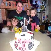 El periodista Federico Arias recibió sus 50 años rodeado del amor de su esposa Marly Cáceres y sus princesas Luciana y Mía Alessia.