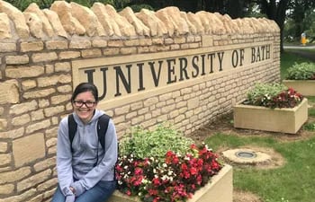 Laura Oporto posa en la entrada de la Universidad de Bath, Inglaterra donde obtuvo su doctorado en matemáticas.