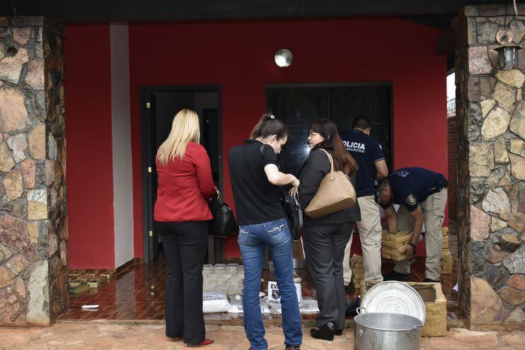 Durante un allanamiento realizado en una vivienda ubicada en el barrio Guadalupe de Itauguá se incautaron unos 100 kilos de cocaína de alta pureza.