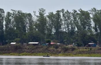 Ante la bajante del río Paraguay, invasores van ocupando tierras inundables en inmediaciones del futuro puente Héroes del Chaco.
