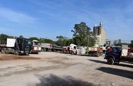 Camioneros en el estacionamiento de la INC de Villeta, según la denuncia esperan 8 horas o más para retirar las cargas.