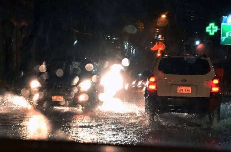 Vehículos que circulaban durante la fuerte tormenta de anoche, sobre la avenida Mariscal López.