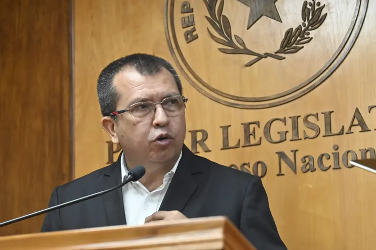 El senador colorado Derlis Osorio brindó hoy una conferencia de prensa en la que desmintió a su correligionario Erico Galeano, actualmente imputado por lavado de dinero y asociación criminal.