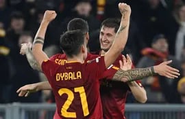 Marash Kumbulla (R) de AS Roma celebra con sus compañeros de equipo después de anotar el gol 2-0 durante el partido de ida de octavos de final de la Liga Europea de la UEFA entre AS Roma y Real Sociedad, en Roma, Italia, 09 de marzo de 2023.