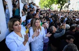 Profesores y estudiantes de medicina de la Universidad de Buenos Aires (UBA) participan en una protesta frente al Hospital Escuela Clínica José de San Martín, que depende económicamente de la Universidad de Buenos Aires (UBA) protestan contra el ajuste del presidente Javier Milei.