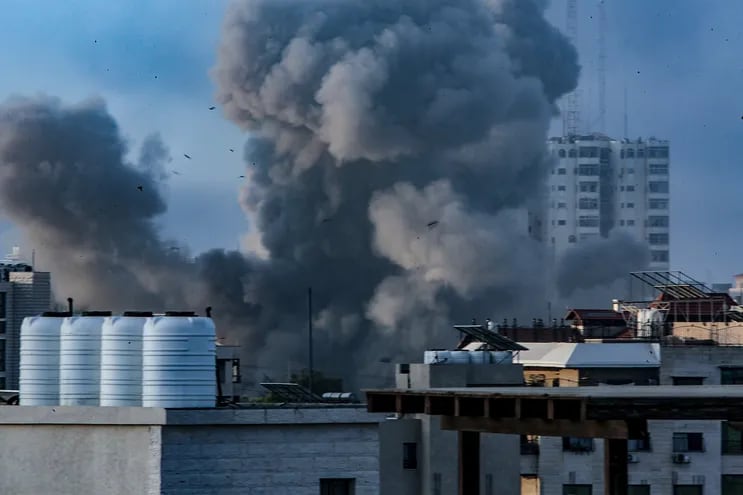 Una humareda se eleva del sitio de un ataque aéreo israelí en la Ciudad de Gaza, este martes.