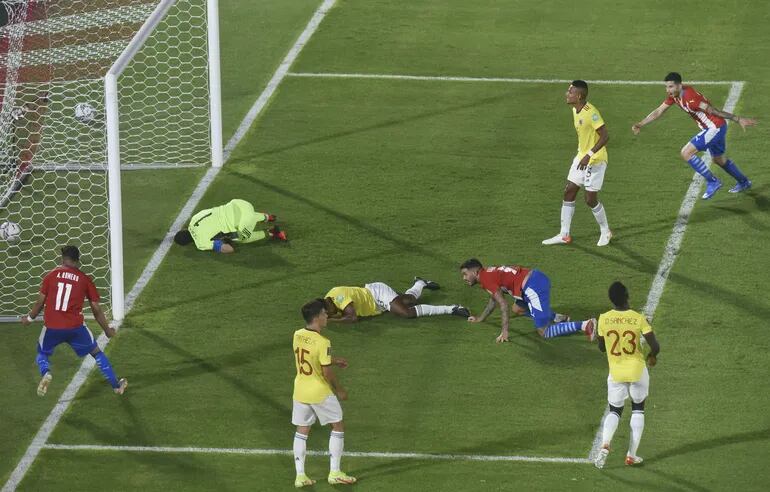 Definición,  festejo albirrojo y sufrimiento colombiano. Tony Sanabria aprovecha la asistencia de Ángel Romero (11) para establecer el primer gol del partido  en el tramo final del primer tiempo