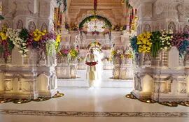 El primer ministro de la India, Narendra Modi, entra al templo de Ram para consagrarlo oficialmente en Ayodhya, en el estado indio de Uttar Pradesh.