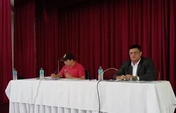 Édgar Martínez (PPQ) y Nery Brítez (PLRA) en el debate de candidatos a intendente de Caraguatay.
