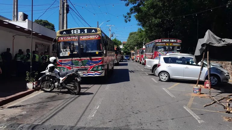 Conductores de la línea 18-1 aparcan frente a la municipalidad de Ñemby en señal de protesta y denunciar el ingreso de otra empresa.