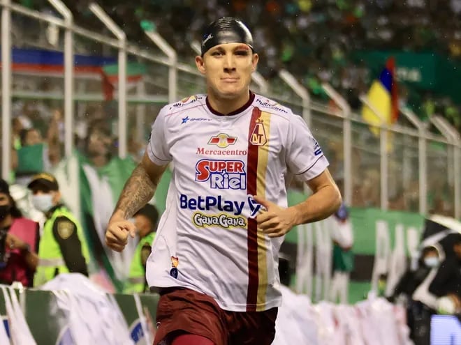 Gustavo Ramírez festeja el tanto de cabeza que anotó para el Deportes Tolima en la primera final del torneo Finalización en Colombia.