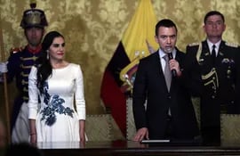 El presidente de Ecuador, Daniel Noboa (d), junto a la vicepresidenta, Verónica Abad (i).