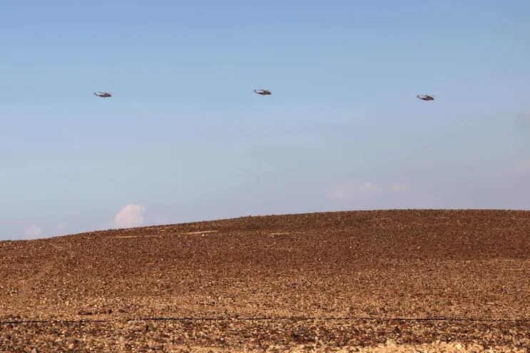 Helicópteros de transporte militar de carga pesada de la Fuerza Aérea de Israel sobrevuelan el sur del desierto de Negev el 14 de abril de 2024.