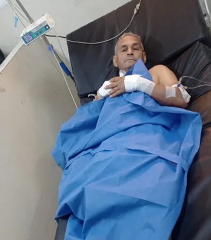 Mariano Benítez Miskinichi, internado en el hospital de la ciudad de Ñemby, se cortó ambos antebrazos con un cuchillo.