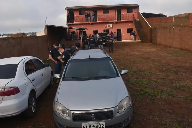 Agentes de la Policía llevan a cabo un allanamiento en una vivienda de Pedro Juan Caballero en prosecución del atentado en el que murieron la hija del gobernador de Amambay y otras tres personas.