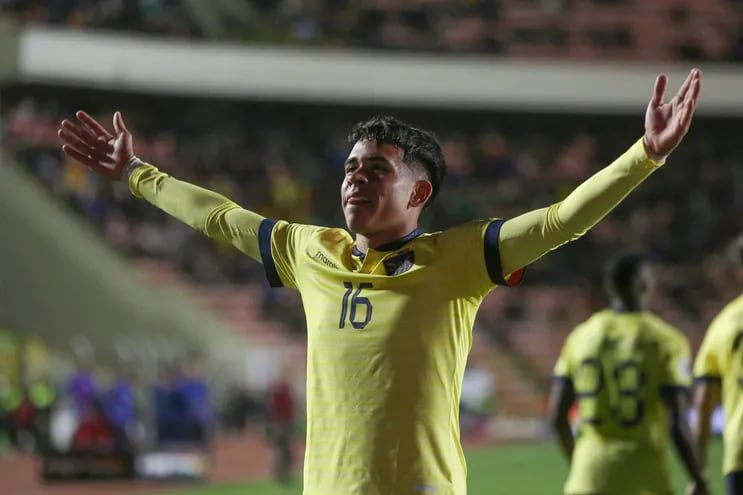 Kendry Páez de Ecuador celebra su gol, en un partido de las Eliminatorias Sudamericanas para la Copa Mundial de Fútbol 2026 entre Bolivia y Ecuador en el estadio Hernando Siles en La Paz (Bolivia). EFE