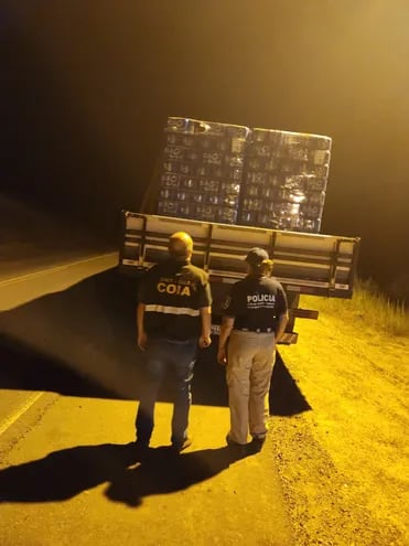 Agentes de la Policía Nacional incautaron un camión de gran porte con mercaderías presumiblemente de contrabando. La pérdida asciende a los 240 millones de guaraníes.