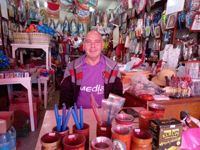 Rodolfo Vicesar, comerciante, aguardando con optimismo las ventas de este año, como hace 22 años.