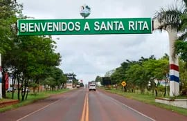 Portal de acceso a la ciudad de Santa Rita, que hoy cumple 33 años de elevación a la categoría de distrito.  Comenzó con una colonia de inmigrantes del sur del Brasil.