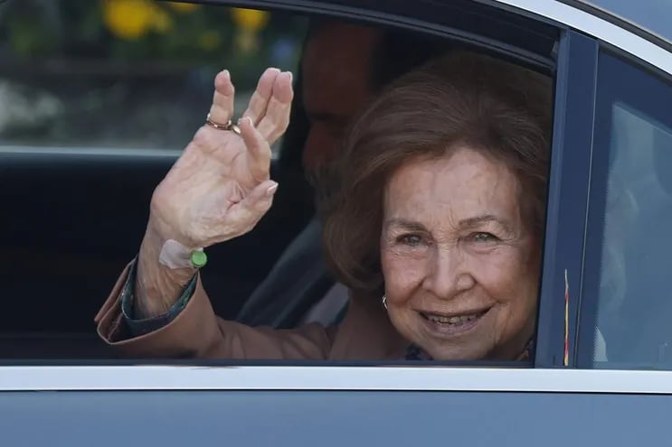 La reina Sofía saluda a la prensa a su salida de la clínica Ruber Internacional de Madrid, donde estuvo internada cuatro días debido a una infección del tracto urinario.
