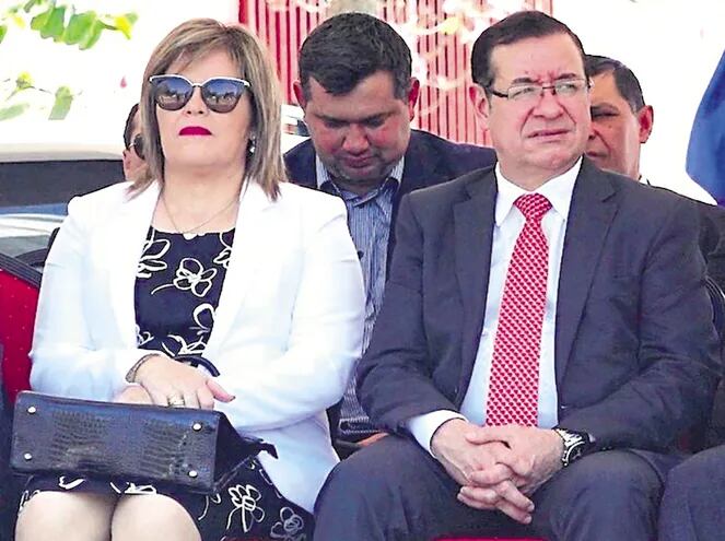 El diputado Miguel Cuevas junto con su esposa, Nancy Florentín.