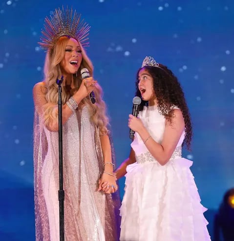 Mariah Carey y su hija Monroe cantando juntas en el escenario del Hollywood Bowl.