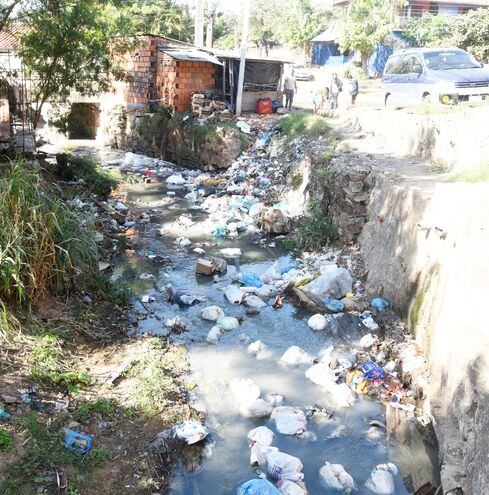 Arroyo Mburicaó totalmente contaminado de forma impune.