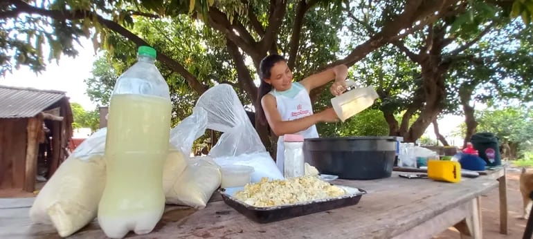 Margarita Cardozo, preparando su chipas para su respectiva venta.