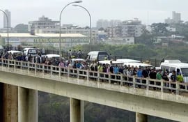 miles-de-personas-registraron-su-paso-de-foz-de-yguazu-a-ciudad-del-este-en-estos-dias-del-black-friday-y-el-puente-de-la-amistad-se-vio-atiborrado-220337000000-408243.jpg