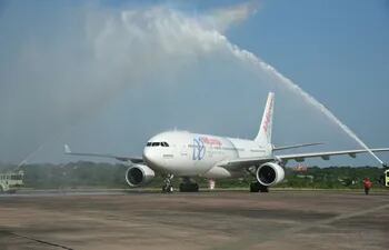 el-primer-vuelo-de-air-europa-entre-espana-y-paraguay-fue-recibido-esta-manana--83827000000-1410740.jpg
