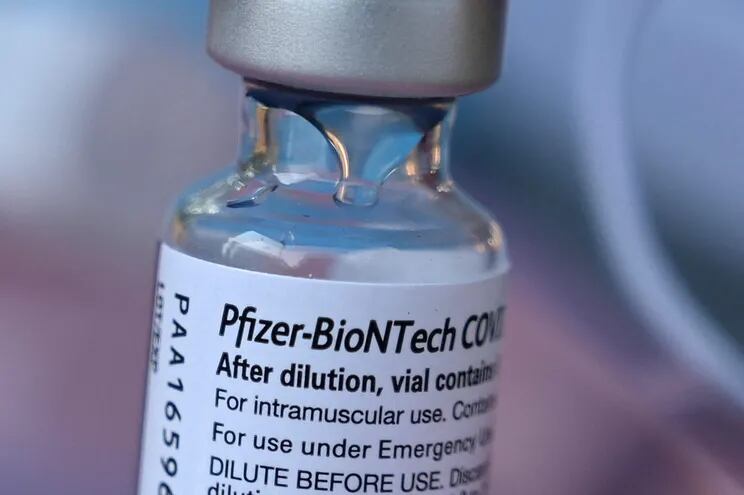 Primer plano de un frasco con la vacuna contra el COVID-19 de Pfizer-BioNTech.