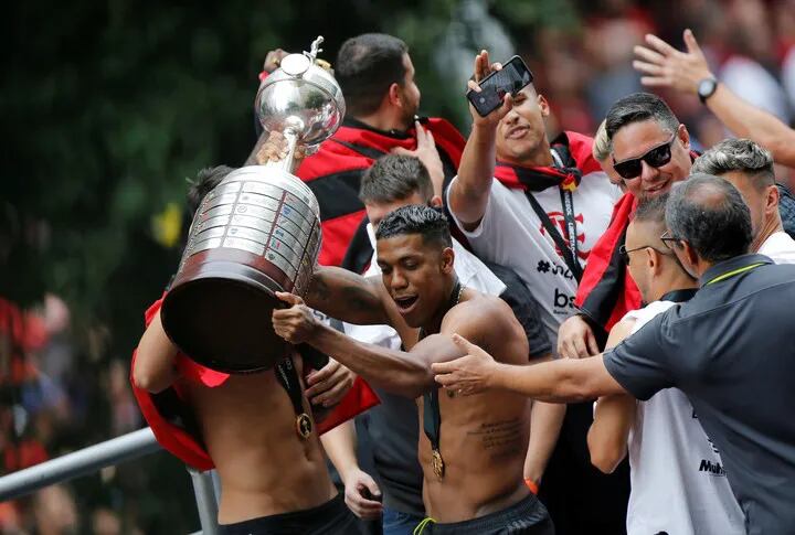 Orlando Berrío, exjugador del Flamengo, celebrando con la Copa Libertadores 2019.