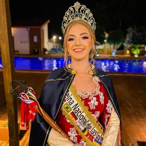 La actual reina de la Fiesta Nacional de las Colectividades, Daniela Makoski Obermayer, de la comunidad polaca, entregará su corona a quien sea electa de entre las 10 candidatas que representarán a sus respectivas comunidades.