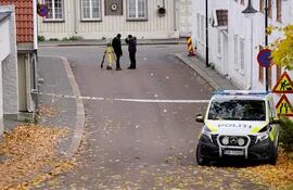 Agentes de Policía desarrollan una investigación en Kongsberg, Noruega, el día después de que un hombre armado con arco y flecha matara cinco personas antes de ser arrestado.