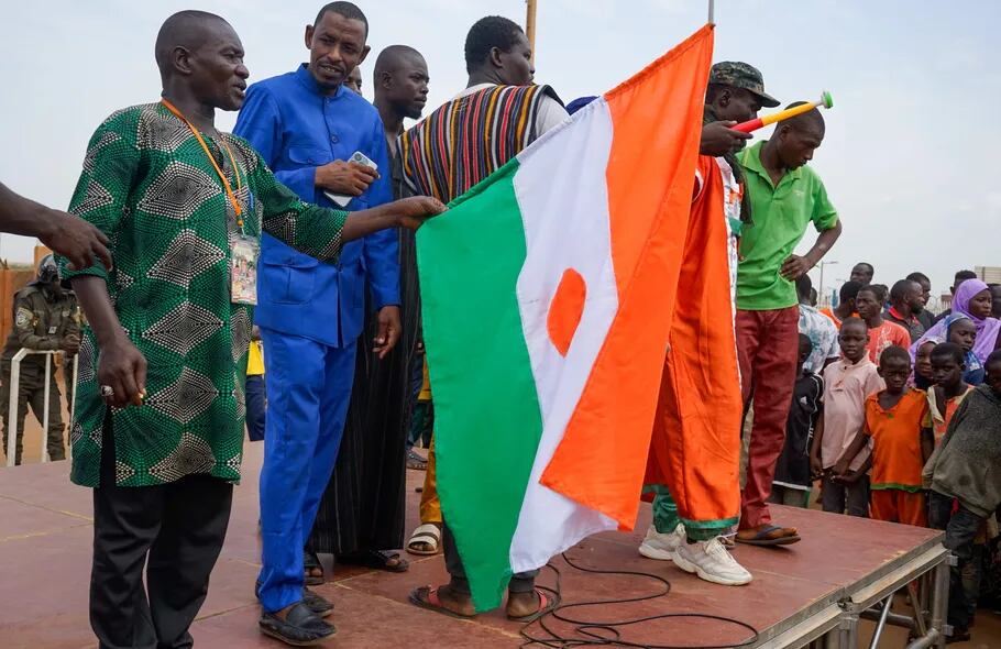 Manifestantes progolpistas protestan en Niamey, Níger, en momentos en que el jefe del Estado Mayor del Ejército en Níger, el general de brigada Moussa Salaou Barmou, nombrado recientemente por la junta golpista, ordenó poner todas las fuerzas armadas en “alerta máxima” en un contexto marcado por las amenazas de una acción militar regional en el país. 
