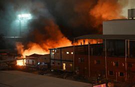 Incendio en el Mercado 4 de Asunción entre la noche del lunes y la madrugada del martes.