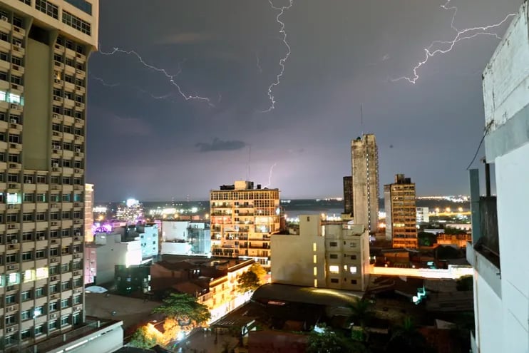 Vista del cielo de Asunción en la noche de ayer, jueves.
