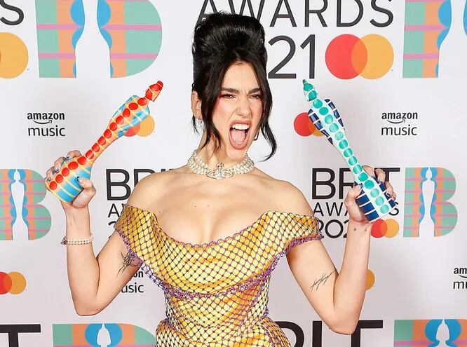 London (United Kingdom), 11/05/2021.- A handout photo made available by the Brit Awards shows Dua Lipa at the Brit Awards 2021 at the O2 Arena in Greenwich, Greater London, Britain, 11 May 2021. It is the 41st edition of the British Phonographic Industry's annual pop music awards. (Reino Unido, Londres) EFE/EPA/JOHN MARSHALL / HANDOUT NO TV / NO USE AFTER 08 JUNE 2021 / MANDATORY CREDIT: JOHN MARSHALL HANDOUT EDITORIAL USE ONLY/NO SALES/NO ARCHIVES