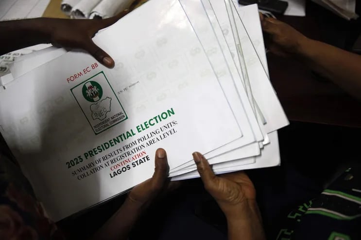 Los funcionarios electorales recopilan los resultados de las elecciones en la oficina de la Comisión Electoral Independiente (INEC) en Lagos, Nigeria.