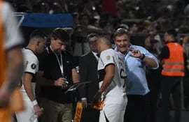 Diego Aguirre dándole indicaciones a Richard Ortiz, durante el partido de Olimpia ante Melgar por la Copa Libertadores.