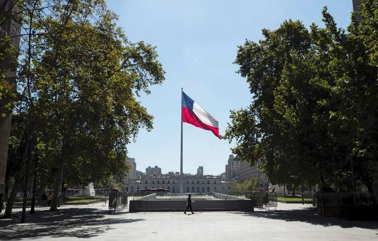 Chile vuelve a confinar a más de 16 millones de personas en un intento por frenar el alza de contagios.