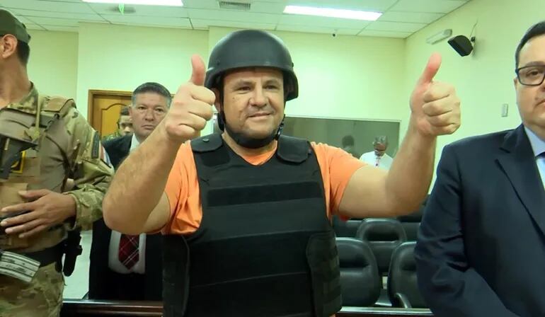 El pastor José Alberto Insfrán Galeano, con los pulgares hacia arriba, deberá guardar prisión preventiva en la sede de la Senad.