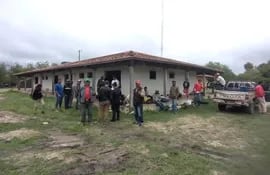 Los 22 trabajadores Ishir rescatados, ya en sede de la comisaria en Bahía Negra.
