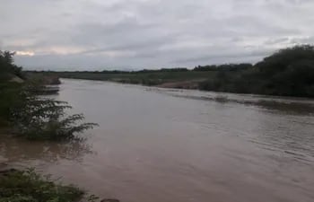 Río Pilcomayo con buen caudal, según foto de la Comisión Nacional de Regulación y Aprovechamiento Múltiple de la Cuenca del Río Pilcomayo (CNRP).